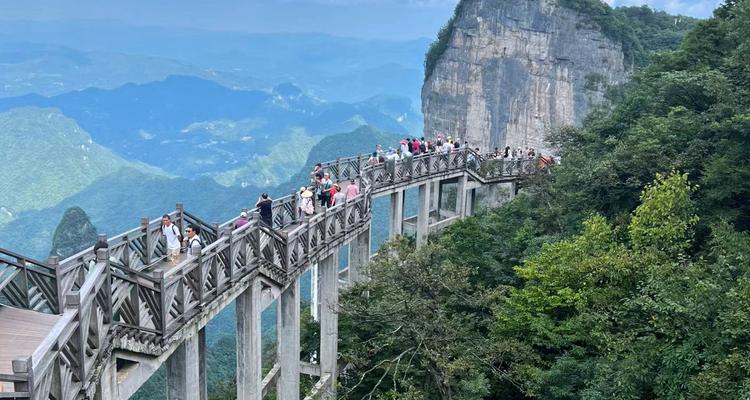 Spotlight on Avatar Mountains, Glass Bridge & Tianmen Mountain - 4 Days